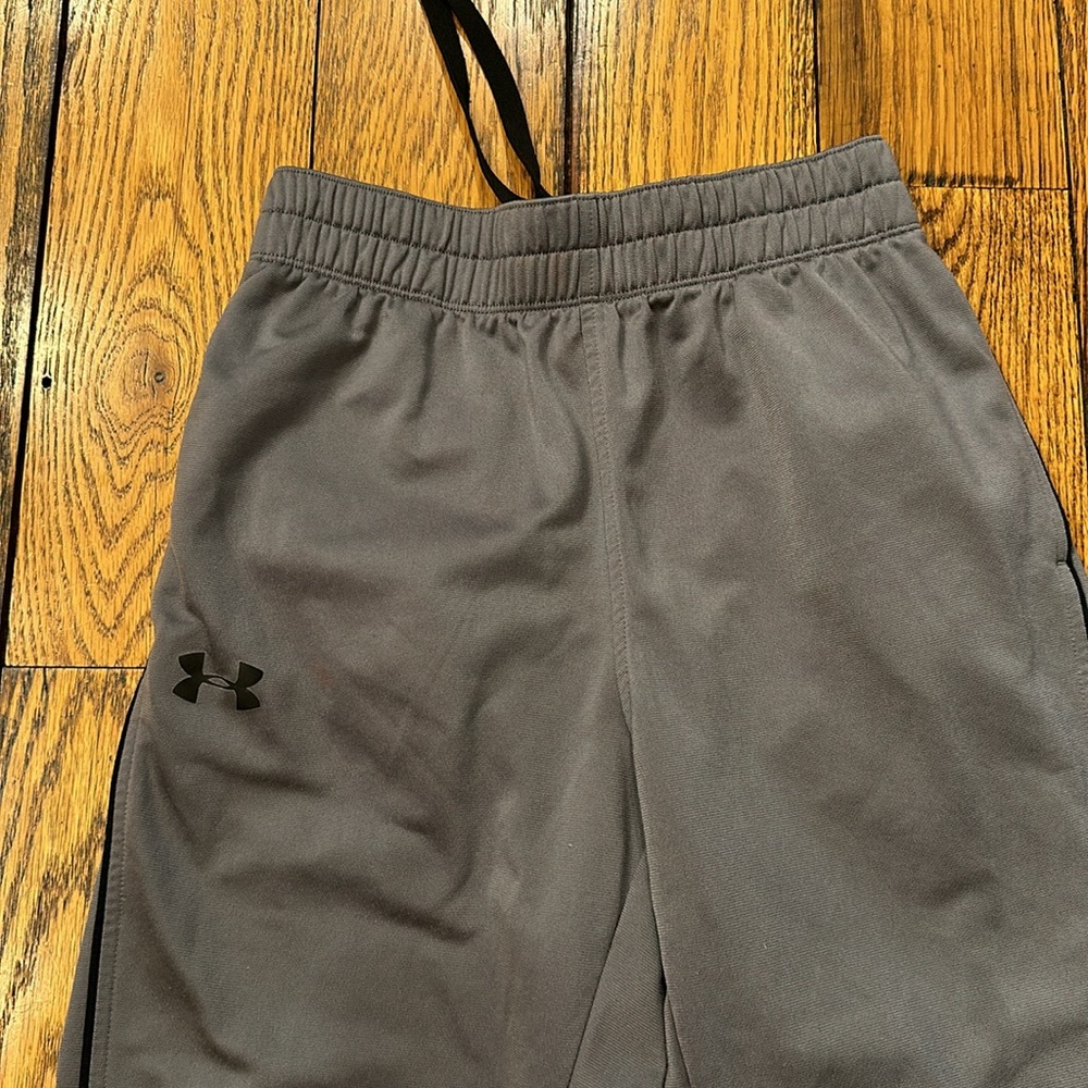 UNDER ARMOUR LOOSE FIT GREY MENS ATHLETIC PANTS WITH BLACK PIPING SIZE SMALL - Picture 2 of 9